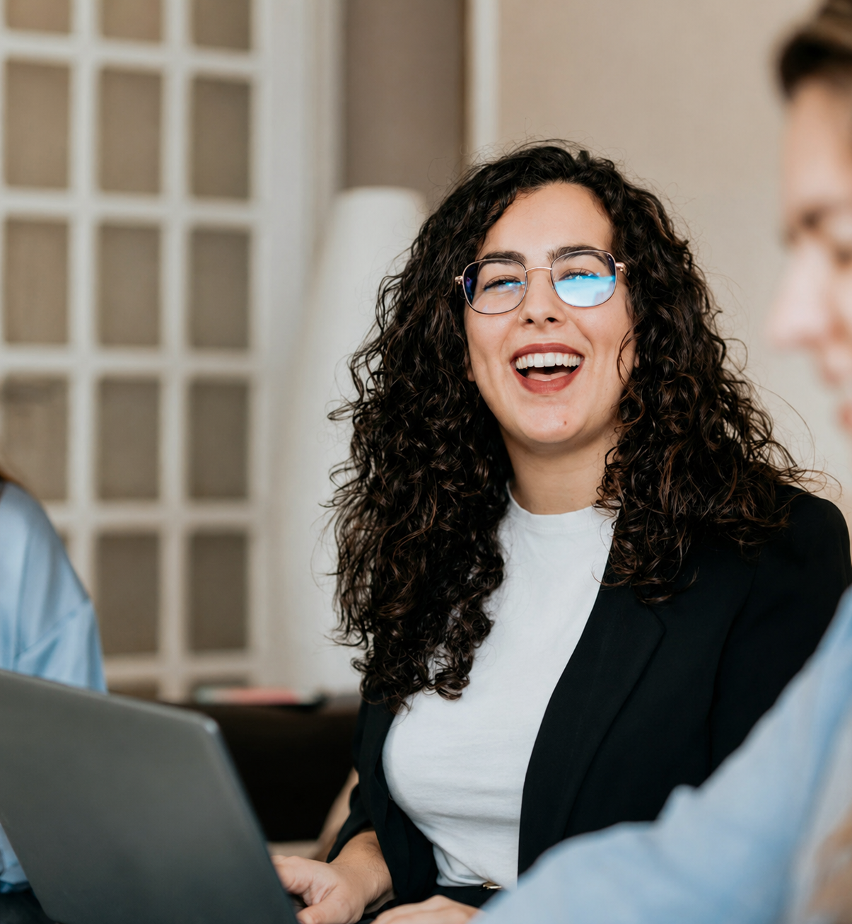 Femme leader souriante en réunion